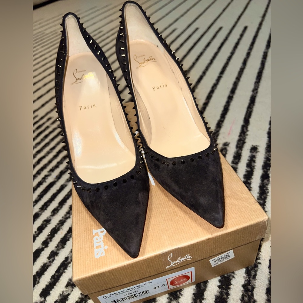 Classic pump with edgy punk twist! Gunmetal spike embellishments w/ 85 mm heel!